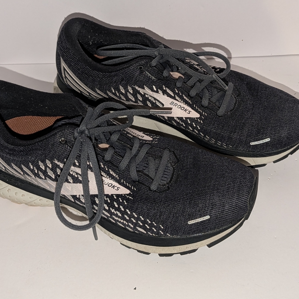 Brooks Black and Pink Ghost 13 Size 10 Women's Running Shoe